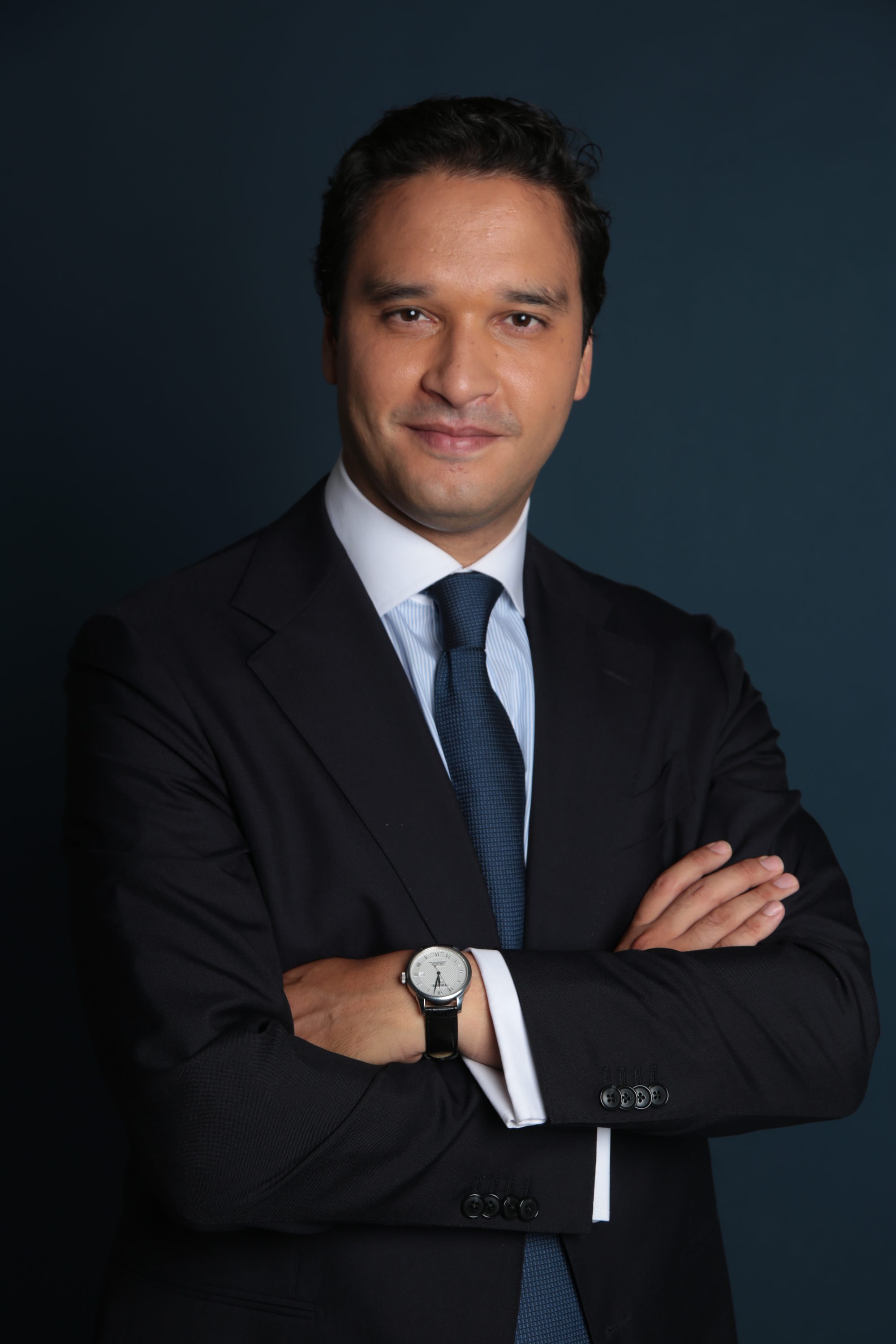 Maître Nourdine El Halfi, avocat au Barreau de Paris, portrait en costume